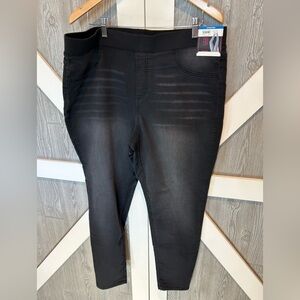 Bag013. NWT Women's Plus Pull-On Skinny Jean 3x,rise 13, ins 27. Nice jeggings.